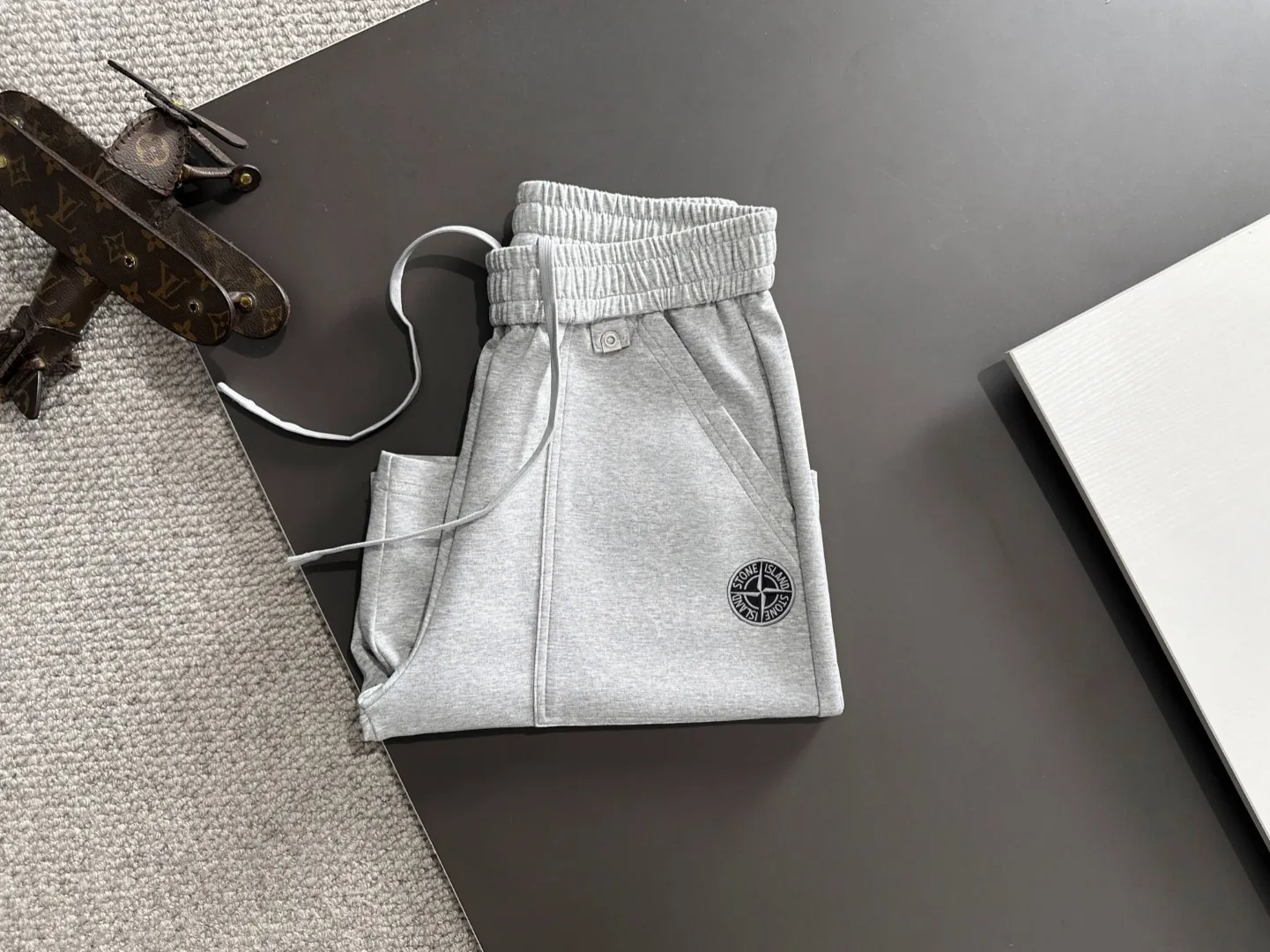 🅿️330 shipped next day. High quality Stone Island/Stone Island 2025 spring and summer new high-definition elastic band casual solid color loose shorts. Made with machines imported from Italy. The hem of the trousers is stitched with two needles. The stitching is fine and firm. The fabric is customized at the counter. It has high breathability and comfort. The details are impeccable. The brand element design concept reflects high quality. It feels delicate and soft! It presents a casual cut and the upper body shape is great! Size: S-XXL